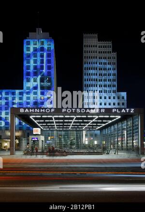 Gratte-ciel illuminés sur la place Potsdamer, le centre de Beisheim, l'hôtel Ritz Carlton, le Festival des lumières, Berlin Tiergarten, Berlin, Allemagne, Europe Banque D'Images