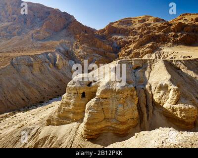 Paysage avec des grottes de Qumran près de la mer Morte, Israël, Moyen-Orient Banque D'Images