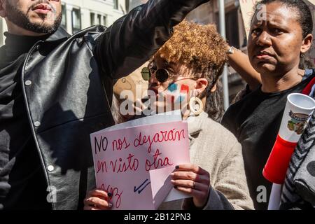 Des centaines de résidents de la République dominicaine ont manifesté à la Plaza de Callao à Madrid, en Espagne, protestant contre la suspension des élections municipales en t Banque D'Images