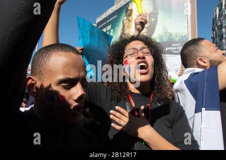 Des centaines de résidents de la République dominicaine ont manifesté à la Plaza de Callao à Madrid, en Espagne, protestant contre la suspension des élections municipales en t Banque D'Images