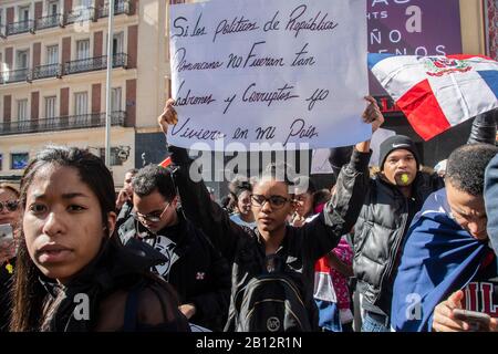 Des centaines de résidents de la République dominicaine ont manifesté à la Plaza de Callao à Madrid, en Espagne, protestant contre la suspension des élections municipales en t Banque D'Images