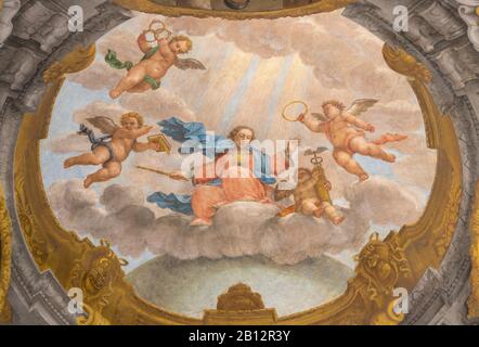 FERRARA, ITALIE - 30 JANVIER 2020 : la fresque de Madonna parmi les anges du plafond de l'église Basilique di San Giorgio fuori le mura. Banque D'Images