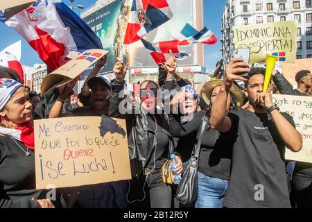 Des centaines de résidents de la République dominicaine ont manifesté à la Plaza de Callao à Madrid, en Espagne, protestant contre la suspension des élections municipales en t Banque D'Images