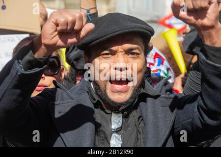 Des centaines de résidents de la République dominicaine ont manifesté à la Plaza de Callao à Madrid, en Espagne, protestant contre la suspension des élections municipales en t Banque D'Images