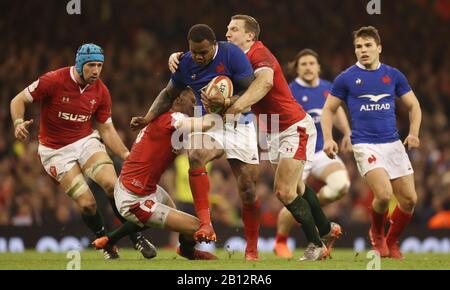 Virimi Vakatawa, de France, est affronté par le Pays de Galles Dan Biggar et Hadleigh Parkes lors du match Guinness Six Nations au Principauté Stadium de Cardiff. Banque D'Images