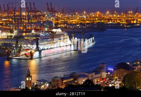 Vue aérienne,Aida Cruiship,navire à passagers,Elbe Dry Dock,Blohm and Voss, Hambourg,Allemagne,Europe Banque D'Images