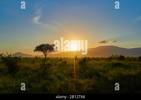 Coucher de soleil derrière les collines de Taita près De Voi dans le sud du Kenya à partir de Tsavo East National Park Kenya Banque D'Images