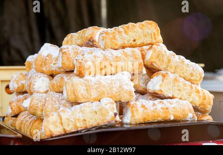 Kremrole - dessert traditionnel local, ou corne de crème, sorte de pâtisserie danoise avec crème, vendu par boulangerie locale au marché alimentaire de la rue des agriculteurs de Naplavka. Pr Banque D'Images