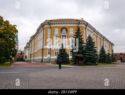 Bâtiment Coloré Du Sénat Du Kremlin Et Tour Nikolskaya, Kremlin, Moscou, Fédération De Russie Banque D'Images