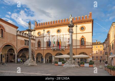 Ravenne, ITALIE - 28 JANVIER 2020: La place Piazza del Popolo au crépuscule. Banque D'Images