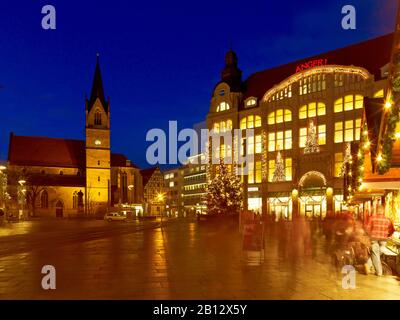 Marché de Noël à La place De La Colère avec La Colère 1 Shopping Mall et l'église des commerçants à Erfurt, Thuringe, Allemagne Banque D'Images