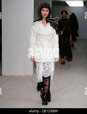 La nouvelle collection de mode Yuhan Wang, créatrice de mode, est la passerelle automne hiver 2020 pendant la semaine de la mode de Londres 20 AWG Banque D'Images