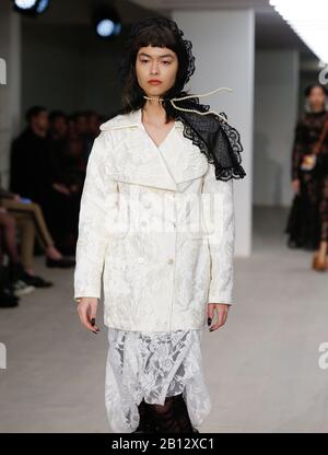 La nouvelle collection de mode Yuhan Wang, créatrice de mode, est la passerelle automne hiver 2020 pendant la semaine de la mode de Londres 20 AWG Banque D'Images