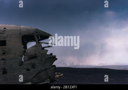 Gros plan de l'épave de l'avion du Dakota de la Marine américaine (C-117) qui s'est écrasé à Solheimsandur, en Islande, sur la plage de sable noir. Banque D'Images