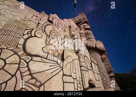 Merida, Mexique - 11 février 2020: Merida, un monument emblématique de la Patrie (Monumento a la Patria) sculpté par Romulo Rozo, situé au rond-point de Banque D'Images