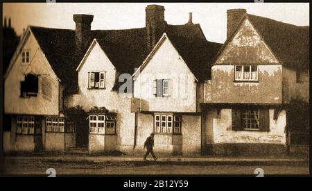 C 1940's - Une ancienne photographie du George and Dragon Inn at Codicote (Royaume-Uni) . Le bâtiment Elizabethan d'origine est montré avant que le rendu de plâtre ait été retiré du travail du bois. Quand il a fermé le bâtiment à colombages, il est devenu un restaurant chinois. En 1279, Laurence la Taverner était son propriétaire et dans les années 1400 avait le nom de «le Greyhound». Hertfordshire recrute ici pour défendre Hertfordshire du jeune Pretender en 1745 et la légende la lie à un highwayman William Page, qui a été capturé et exécuté à Hertford en 1758. Banque D'Images