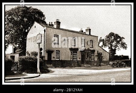 C 1940's - Une ancienne photographie du Green Dragon Inn 2 St Albans Rd, entre Barnett et South Mimms, Hertfordshire, Royaume-Uni. Son bâtiment en brique avec toit en ardoise datant d'environ 1830 Banque D'Images