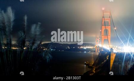 Mystic Golden Gate Bridge À La Nuit À Fog, San Francisco, Californie, États-Unis Banque D'Images