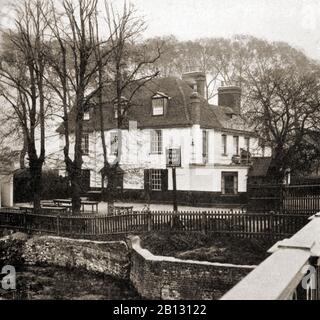 C 1940's - une ancienne photographie du Ferry Boat Inn à Ferry Lane, Tottenham, près de Londres UK. Autrefois l'ancienne maison de ferry, elle devint le Ferry Boat Inn après avoir été reconstruit en 1738. Il était également connu sous le nom de Ferry Bridge ou Hillyer's Turnpike (Sacheverell Hillyer, était le ferryman et le propriétaire de l'auberge. C'est un bâtiment classé de la deuxième année. Banque D'Images