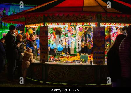 Accrochez un jeu de fairground de canard [ Lucky DIP ] la nuit Banque D'Images