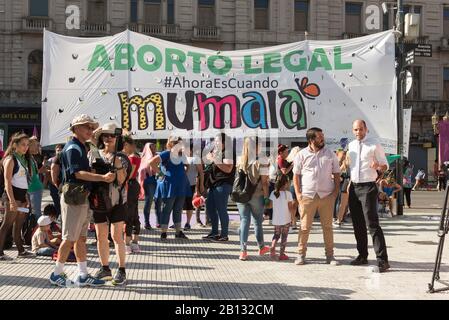 Capital Federal, Buenos Aires / Argentine; 19 févr. 2020: Bannière devant le Congrès national; rassemblement en faveur de l'avortement légal, sûr et libre Banque D'Images