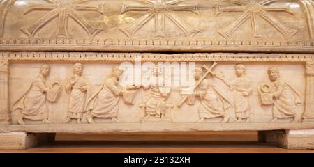 Ravenne, ITALIE - 29 JANVIER 2020: L'ancienne tombe chrétienne dans l'église Basilique de Sant Apolinare en Classe à partir du 6. Cent. Banque D'Images