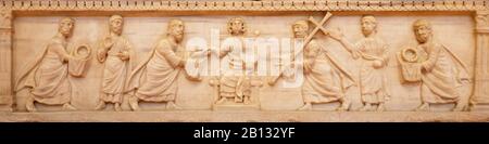 Ravenne, ITALIE - 29 JANVIER 2020: L'ancienne tombe chrétienne dans l'église Basilique de Sant Apolinare en Classe à partir du 6. Cent. Banque D'Images