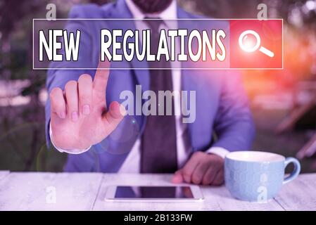 Note écrite montrant les nouvelles réglementations. Concept d'affaires pour les règles établies par un gouvernement ou une autorité afin de contrôler Banque D'Images
