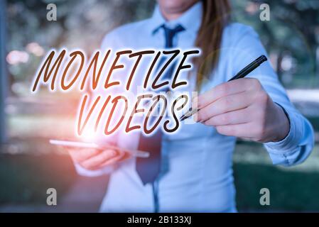 Écriture de texte écriture Monétiser les vidéos. Processus photo conceptuel de gagner de l'argent de vos vidéos YouTube téléchargées Femme dans un chemises d'affaires bleues Banque D'Images