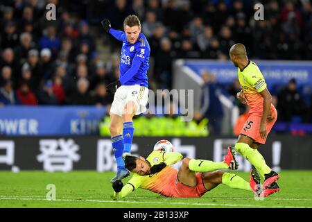 Leicester, Royaume-Uni. 22 février 2020. Jamie Vardy (9) de Leicester City saisit Nicolas Otamendi (30) de Manchester City au dos de la tête lors du match de la Premier League entre Leicester City et Manchester City au King Power Stadium, Leicester le samedi 22 février 2020. (Crédit: Jon Hobley | MI News) la photographie ne peut être utilisée qu'à des fins de rédaction de journaux et/ou de magazines, licence requise à des fins commerciales crédit: Mi News & Sport /Alay Live News Banque D'Images