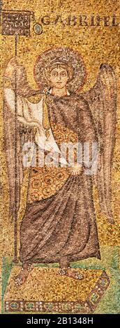 Ravenne, ITALIE - 29 JANVIER 2020: La mosaïque de l'archange Gabriel dans l'église Basilique de Sant Apolinare en Classe à partir du 6. Cent. Banque D'Images
