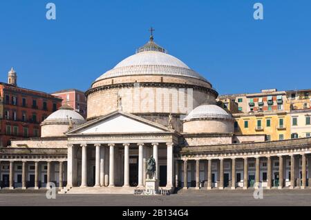 Piazza Plebiscito Et Basilique San Francesco Di Paola, Naples, Campanie, Italie, Europe Banque D'Images