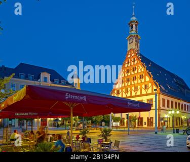 Gewandhaus et café-terrasse à Hauptmarkt à Zwickau, Saxe, Allemagne Banque D'Images