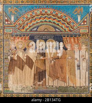 RAVENNE, ITALIE - 29 JANVIER 2020 : le panneau en mosaïque de Constantine IV accordant le privilège au Ravennate dans l'église Basilique de Sant Apolinare. Banque D'Images
