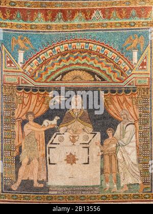 Ravenne, ITALIE - 29 JANVIER 2020: Le panneau de mosaïque d'Abraham, Abel et Melchisédek dans la basilique de l'église de Sant Apolinare en Classe à partir du 6. Cent. Banque D'Images