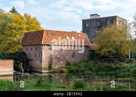 Ancien moulin à eau Berenschot à Winterswijk avec le ruisseau Bovenslinge Banque D'Images