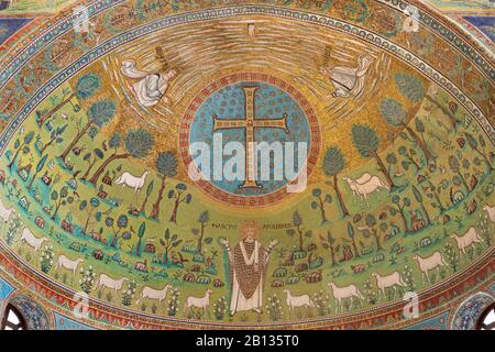 RAVENNE, ITALIE - 29 JANVIER 2020 : la mosaïque dans l'abside principale avec la croix chrétienne et symbolique dans la basilique de Sant Apolinare. Banque D'Images