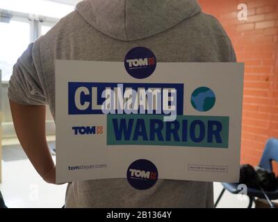 Las Vegas, Nevada, États-Unis. 22 février 2020. Un gardien de caucus pour Tom Steyer attend le début du caucus du Nevada. Crédit: Sue Dorfman/Zuma Wire/Alay Live News Banque D'Images