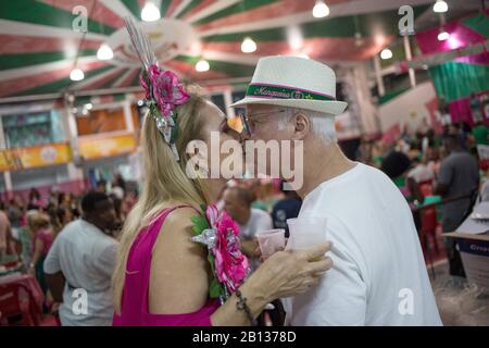 Rio De Janeiro, Brésil. 21 février 2020. Un couple baissera pendant une répétition à l'école de samba 'Estacao Primeira de Mangueira'. L'une des écoles les plus populaires et les plus populaires de samba au Brésil conteste également le nombre croissant de religieux du pays. La parade de l'école de samba 'Estacao Primeira de Mangueira' a déjà causé beaucoup de conversation à Rio de Janeiro avant que la Mangueira ait commencé à déplacer les écoles de samba. Parce que le Jésus de la 'Margueira' est noir, il a du sang indigène, vient dans le corps d'une femme. Crédit: Pedro Prado/Dpa/Alay Live News Banque D'Images