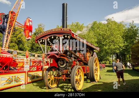 Basingstoke, Royaume-Uni - 1er septembre 2019 : moteur de traction vintage offrant la puissance nécessaire pour une promenade au salon de vapeur carter dans le parc commémoratif de guerre, Basingstoke sur un Banque D'Images