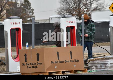 Emporia, Kansas, États-Unis, 22 février 2020 les entrepreneurs en électricité travaillent à l'installation du câblage sur 6 nouvelles stations de suralimentation Tesla situées sur la place commerçante Emporia West. Banque D'Images