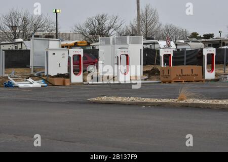 Emporia, Kansas, États-Unis, 22 février 2020 les entrepreneurs en électricité travaillent à l'installation du câblage sur 6 nouvelles stations de suralimentation Tesla situées sur la place commerçante Emporia West. Banque D'Images