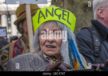 Londres, Royaume-Uni. 22 février 2020. Vivienne Westwood a la bannière à la Australia House avant la marche d'un rassemblement sur la place du Parlement appelant à la libération de Julian Assange dont le procès d'extradition commence lundi. L’administration Trump veut l’essayer en vertu de la US Espionnage Act, avec une peine de prison de 175 ans ou la peine de mort pour exposer les crimes de guerre américains et la surveillance massive illégale. Le père de Julian, le rédacteur en chef de Wikileaks, Roger Walters, MIA, Vivienne Westwood, Brian Eno, Lowkey et Chrissie Hynde ont été parmi ceux qui ont soutenu l'événement. Peter Marshall/Alay Live News Banque D'Images