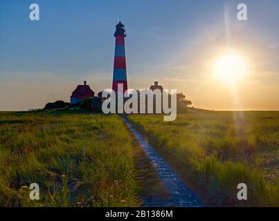 Phare de Westerheversand en contre-jour, péninsule d'Eiderstedt, Frise du Nord, Schleswig-Holstein, Allemagne Banque D'Images