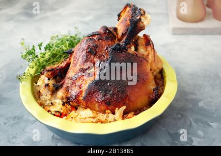 Porte-jarret de porc rôti avec un plat de sauerkraut. Plat de viande national tchèque et allemand. Gros plan. Banque D'Images