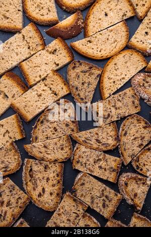Croûtons de pain grillé brun avec graines mélangées. Pose plate. Vue de dessus. Gros plan Banque D'Images