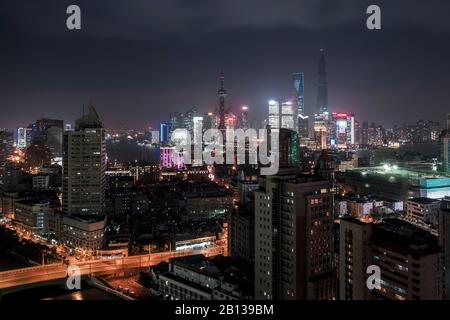 Paysage urbain,panorama,Pudong,soirée,Shanghai,Chine Banque D'Images