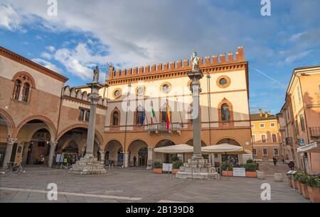 Ravenne, ITALIE - 28 JANVIER 2020: La place Piazza del Popolo au crépuscule. Banque D'Images