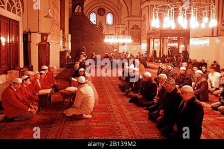 Les gens prient à la Grande Mosquée, Ulu Camii, Bursa, Turquie Banque D'Images