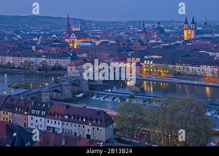 Panorama Sur La Ville Avec La Chapelle Sainte-Marie, Le Vieux Pont Principal, La Collégiale Neumünster, L'Hôtel De Ville Grafeneckart Et La Cathédrale De Wurzburg, La Basse-Franconie, La Bavière, L'Allemagne, L'Europe Banque D'Images